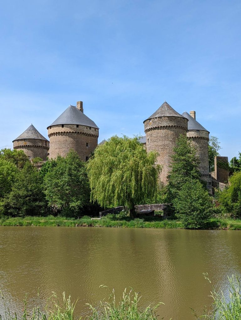 Château de Lassay-les-Châteaux vu depuis l'étang, Nord Mayenne