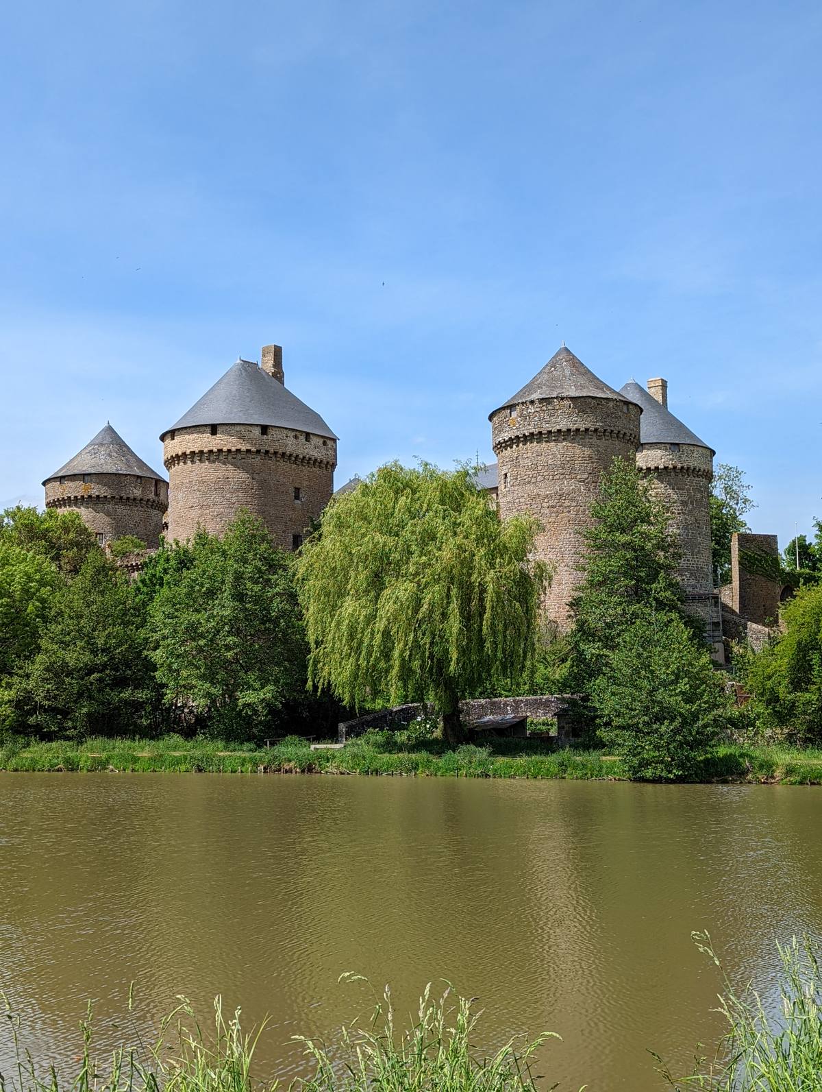 Château de Lassay-les-Châteaux vu depuis l'étang, Nord Mayenne